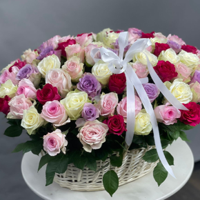 Композиция в корзине из 101 розы микс в Пущино