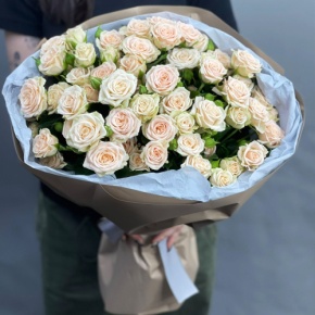 Нежный букет из 17 кремовых кустовых роз (60 см) в Пущино