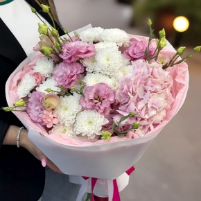 Букет "Табу" из хризантемы, Голландской гортензии и эустомы в Пущино