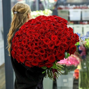 Букет 101 красная роза Ред Наоми (60 см) в Пущино