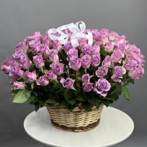 Композиция в корзине из 131 кенийской розы (40 см) в Пущино