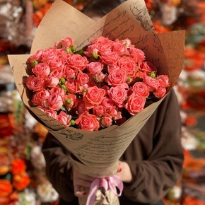 Букет из 15 кустовых коралловых роз (50 см) в Пущино