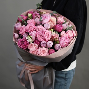 Букет "Шарлотта" из пионов, кустовых роз, оксипеталума и эустом в Пущино