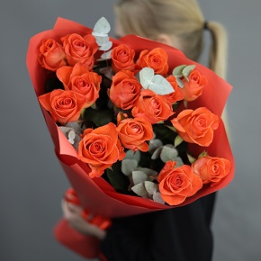 Букет из 15 морковных роз с эвкалиптом (70 см) в Пущино