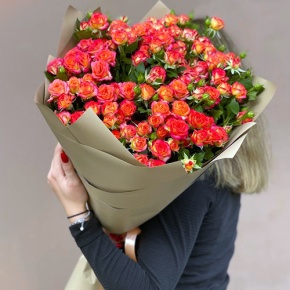 Букет "Сияние заката" из кустовых роз (70 см) в Пущино