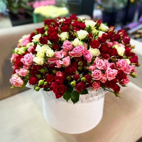 Композиция в шляпной коробке из 101 кустовой розы микс (50 см) в Пущино