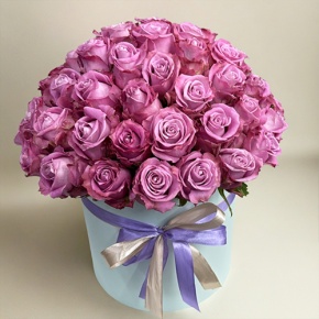 Композиция в шляпной коробке из 51 розы Меритим в Пущино