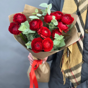 Букет из 11 ранункулюсов и эвкалипта в Пущино