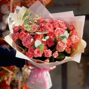 Букет "Деко" из кустовых коралловых роз и роз Софи Лорен в Пущино