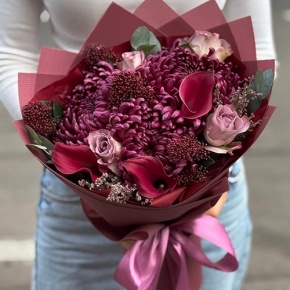 Букет "Импульс" из скиммии, калл, роз и хризантем Бигоуди в Пущино