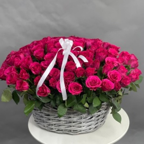 Композиция в корзине из 101 малиновой розы (40 см) в Пущино
