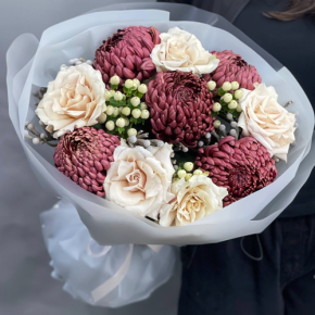 Букет "Всё что тебе касается" из хризантем Бигоуди, роз Эквадор Квиксенд и гиперикума в Пущино