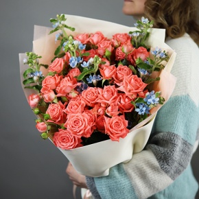 Букет "Фортуна" из коралловых роз и оксипеталума в Пущино