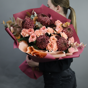 Букет "Осенний блюз" из хризантем Бигоуди, диантусов, скиммии и роз Риджентс парк  в Пущино