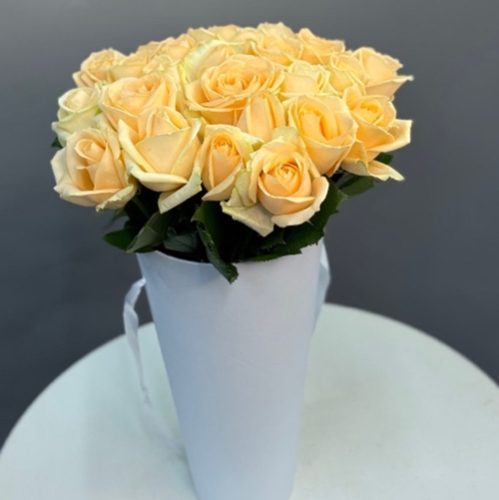 25 кремовых роз в конусе в Пущино