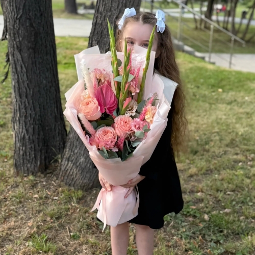 Букет на 1 сентября с гладиолусами, розами и антуриумом в Пущино