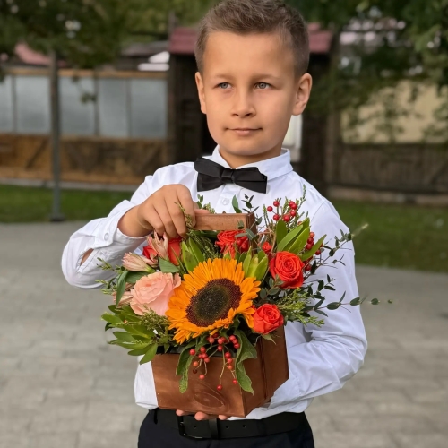 Деревянный ящик с подсолнухом, розами и калиной в Пущино
