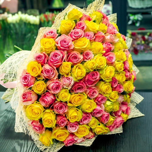 Букет из 101 розовой и лимонной розы (50 см) в Пущино