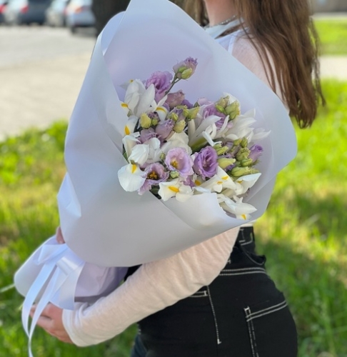 Букет "Вива ла дива" из эустом и ирисов в Пущино