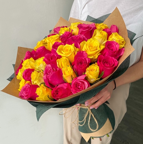 Букет из 51 малиновой и лимонной розы (40 см) в Пущино