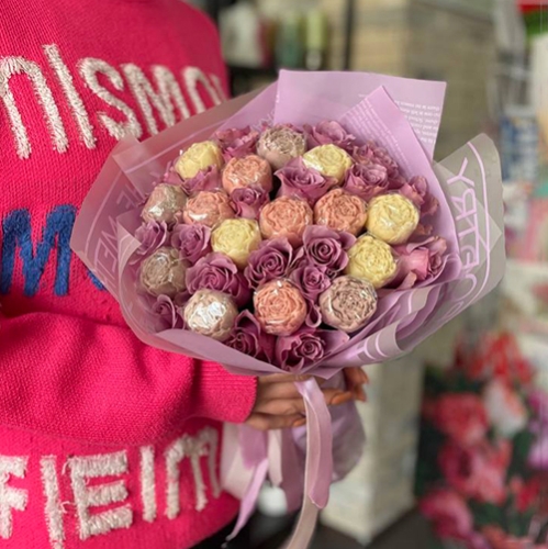 Букет из роз и шоколадных пионов в Пущино