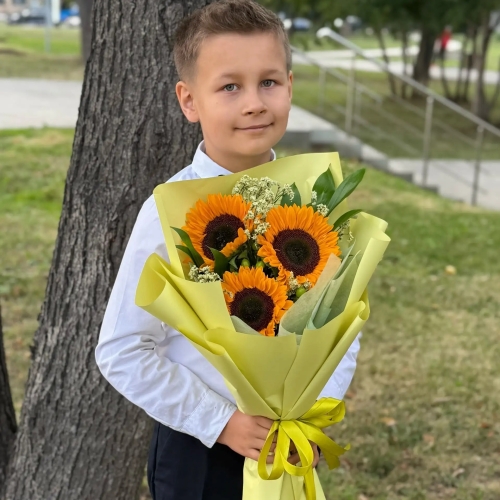 Букет на 1 сентября из 3 подсолнухов и лимониума в Пущино