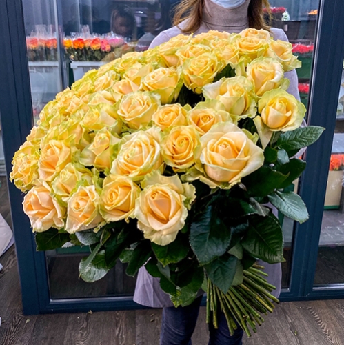 75 роз Аваланж (70 см) в Пущино