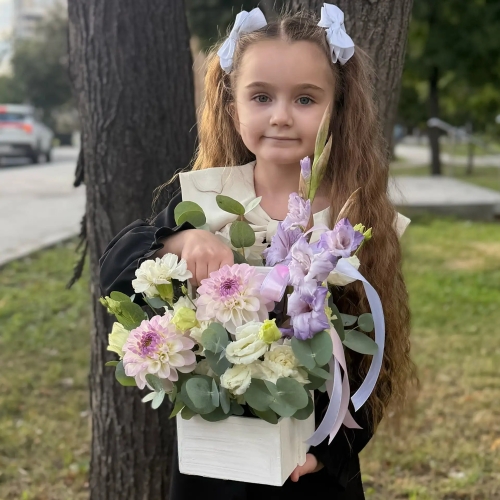 Композиция с георгинами на 1 сентября в белом ящике в Пущино
