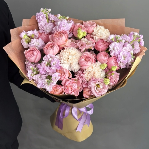 Букет "Амели" из ароматных маттиол, пионовидных кустовых роз Джульетта  эустом и диантусов в Пущино