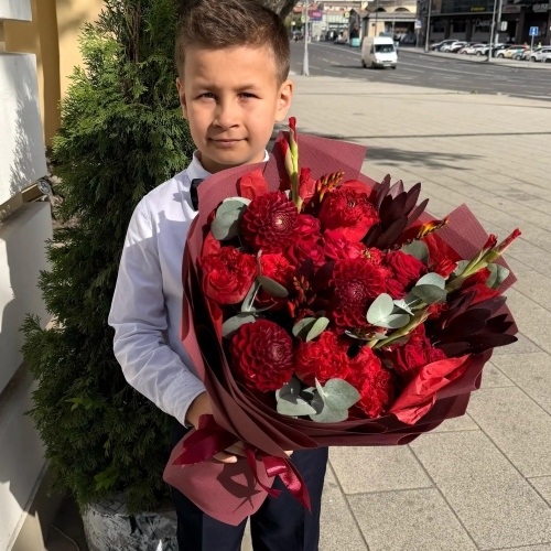 Букет с георгинами, розами и леукадендроном в Пущино