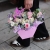 Стильная композиция в сумочке "Любимая ученица" из маттиол, хризантем, роз и ромашек в Пущино