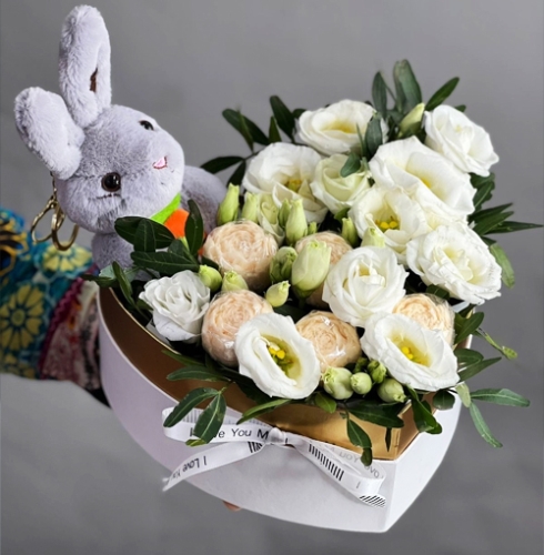 Композиция в коробке сердца из шоколадных пионов и эустом в Пущино